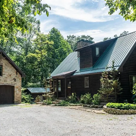 Cozy 2 Bedroom Cabin Nestled In Wooded Hideaway